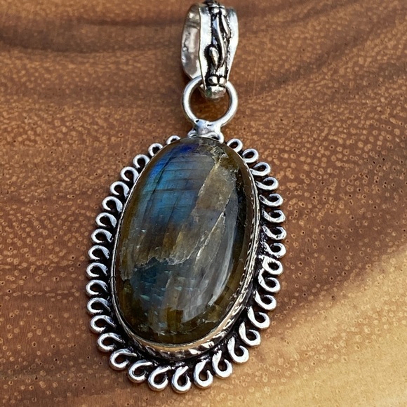 Labradorite Pendant - Picture 3 of 13